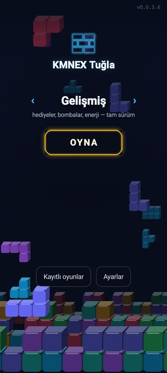 KMNEX Tuğla telefon ana menüsü: Gelişmiş kip seçili, OYNA düğmesi, altta tuğla duvar